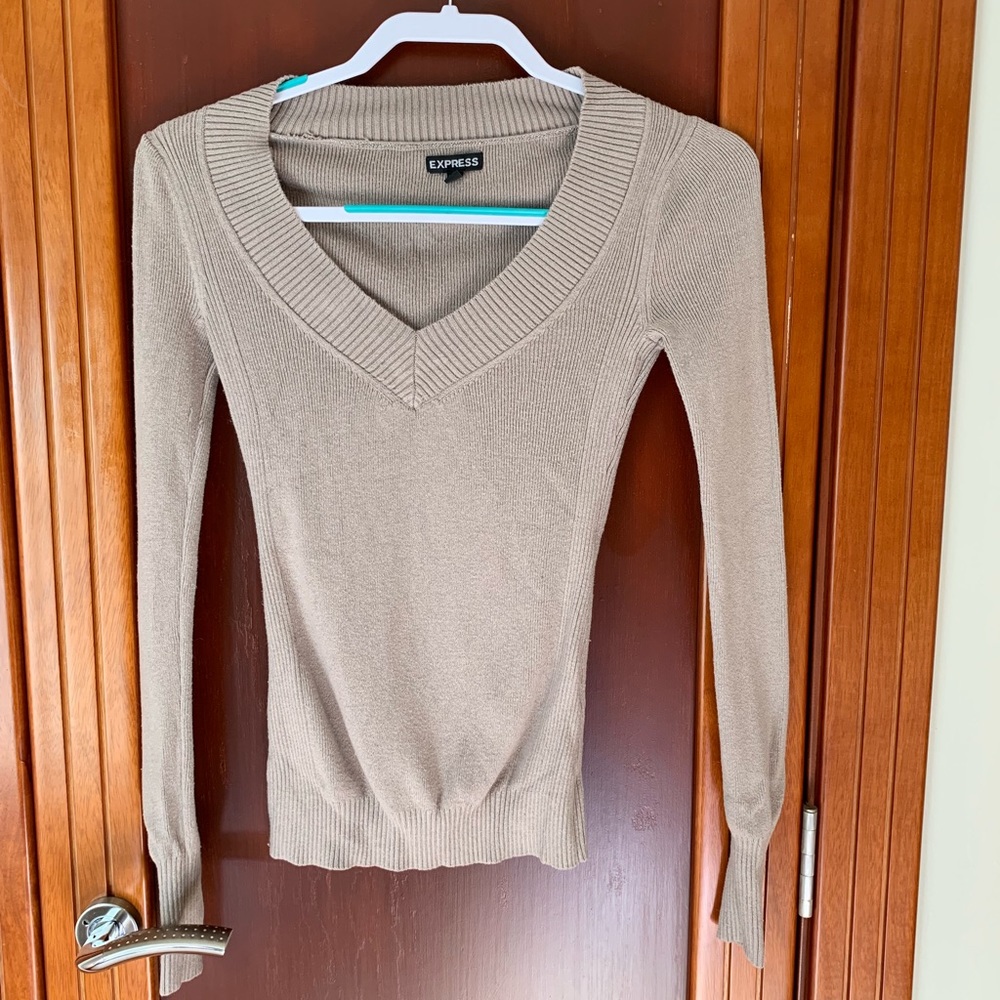 Small brown v-neck sweater